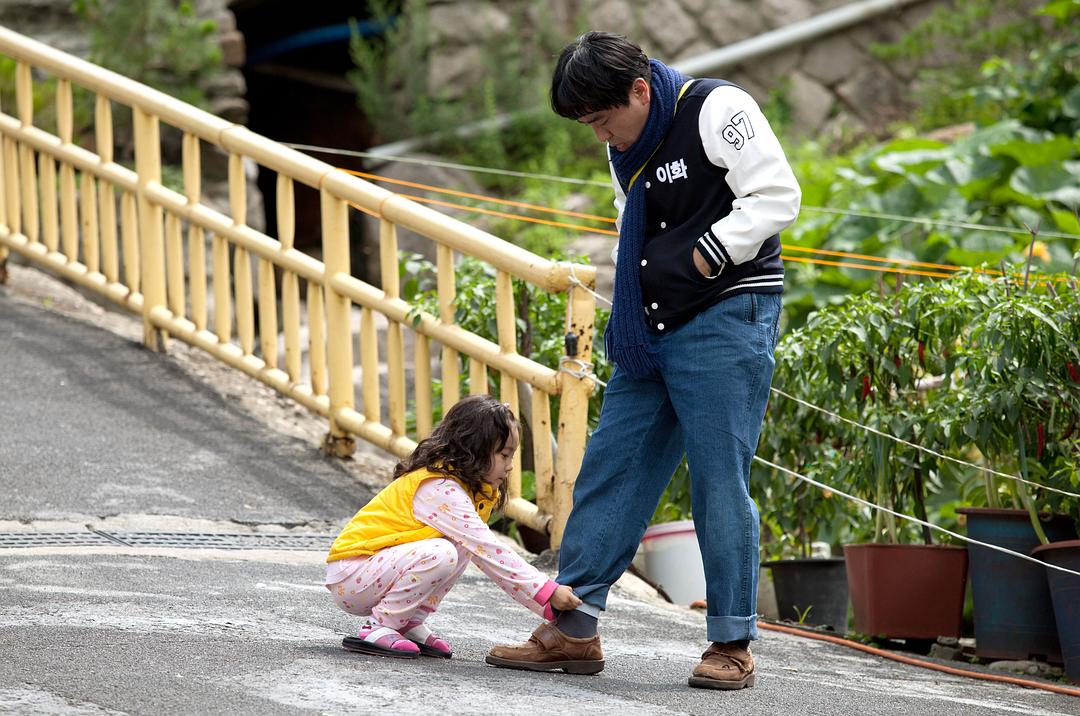 《7号房的礼物》剧照第30张图片