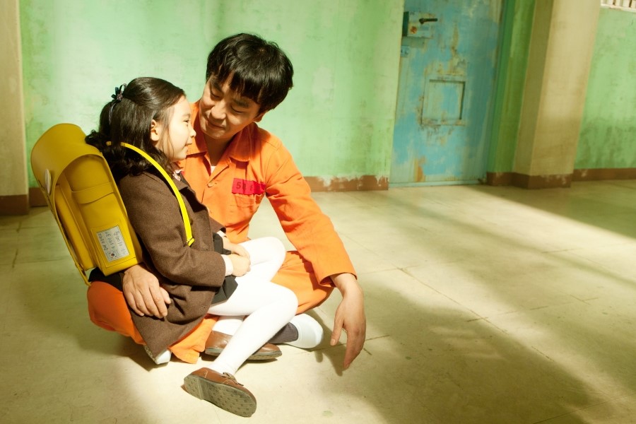 《7号房的礼物》剧照第43张图片