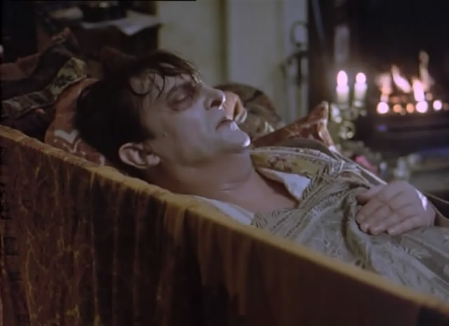 这黑眼圈画得太吓人了...