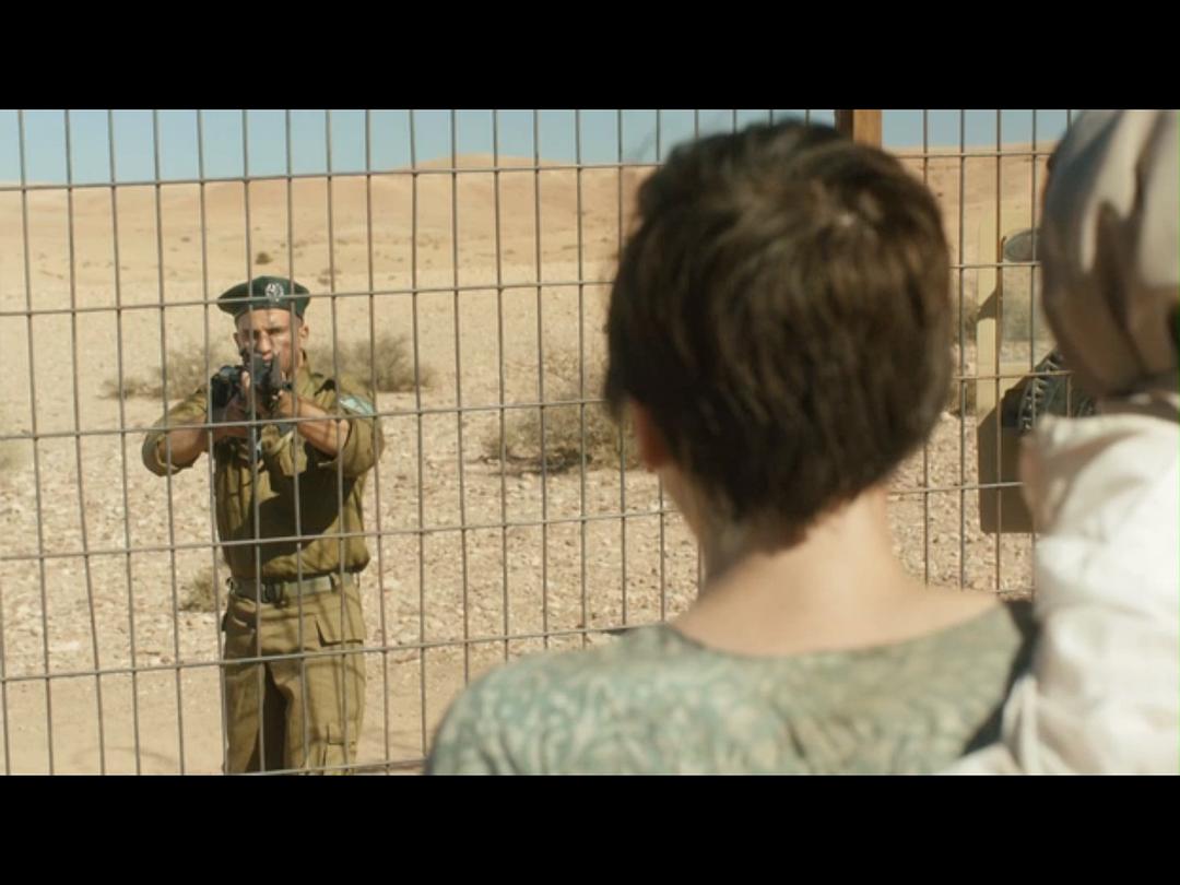 小朋友的手穿帮了