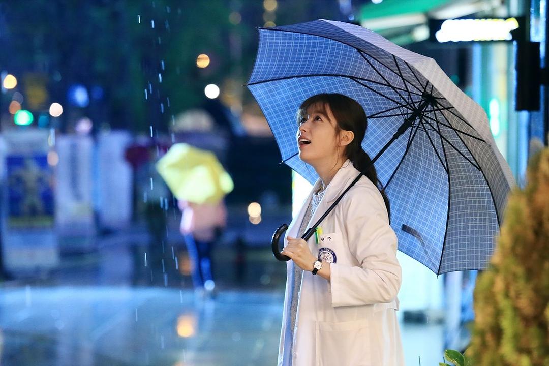 《W-两个世界》剧照第11张图片