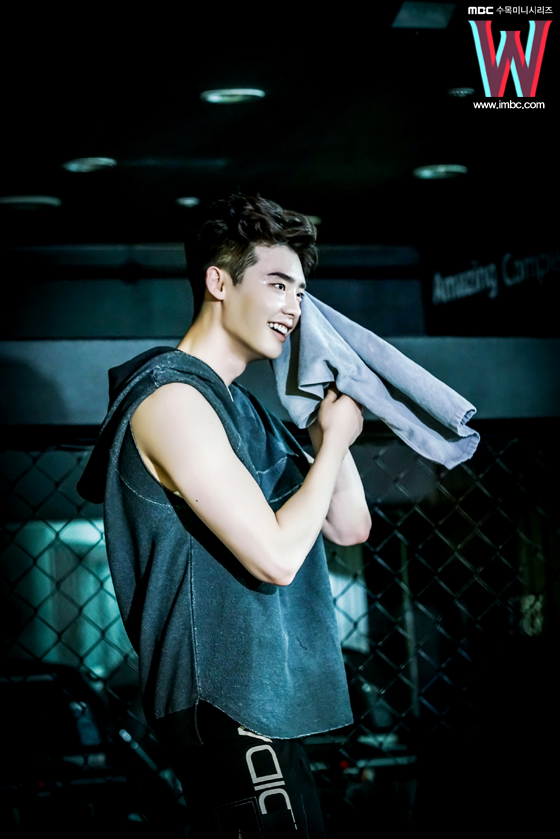 《W-两个世界》剧照第36张图片