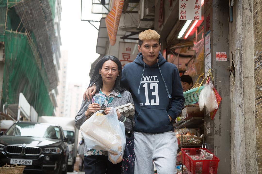 惠英红陈家乐搀扶前行