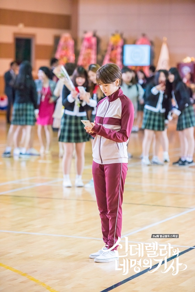 《灰姑娘与四骑士》海报第11张图片