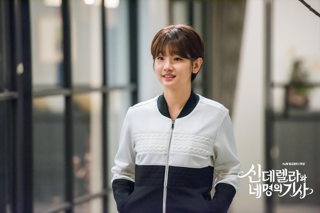 《灰姑娘与四骑士》海报第42张图片