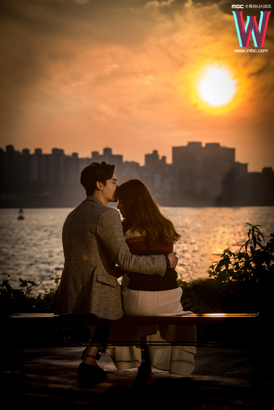 《W-两个世界》剧照第21张图片