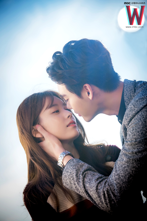 《W-两个世界》剧照第14张图片