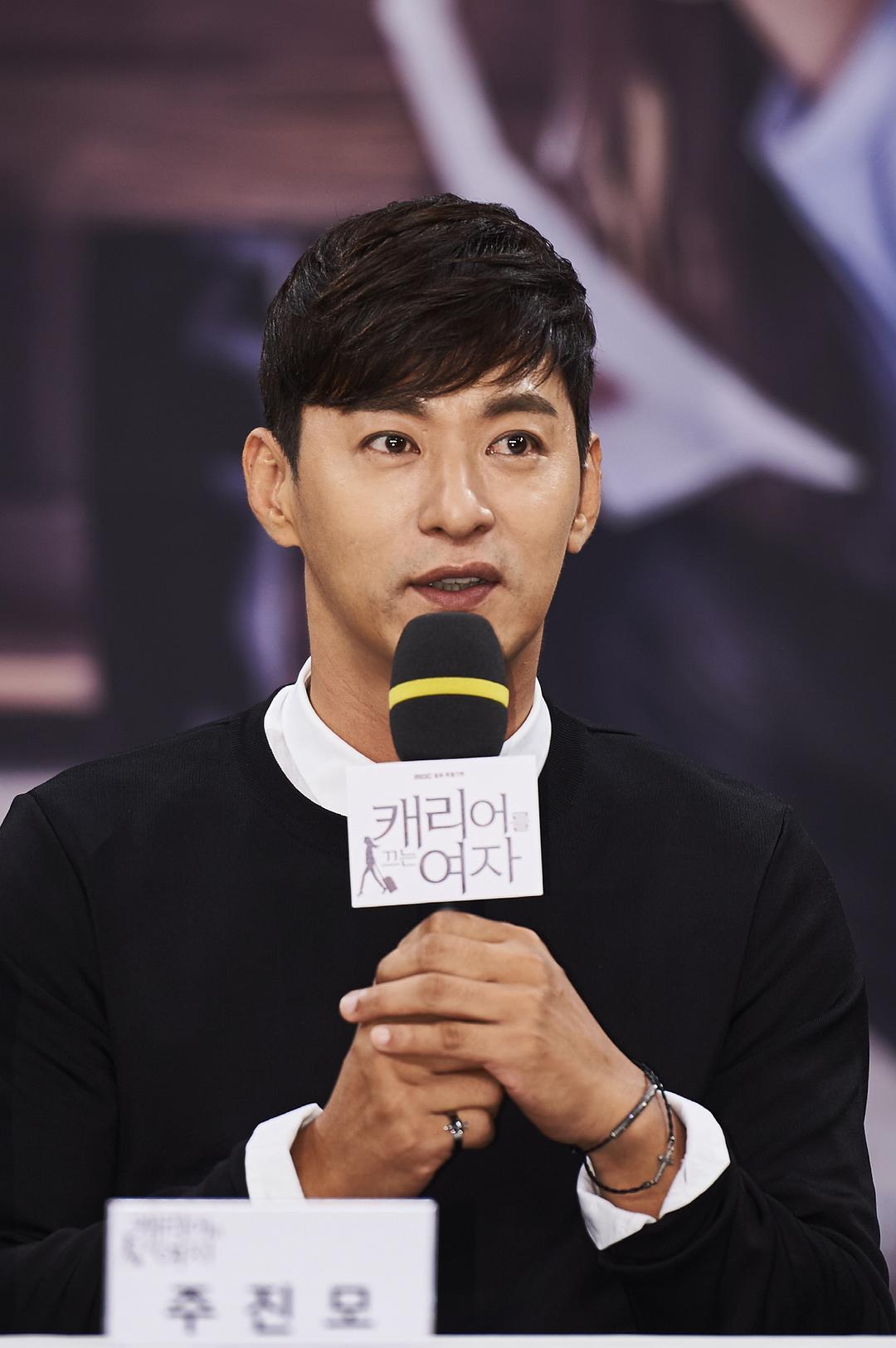 《拖旅行箱的女人》剧照第15张图片