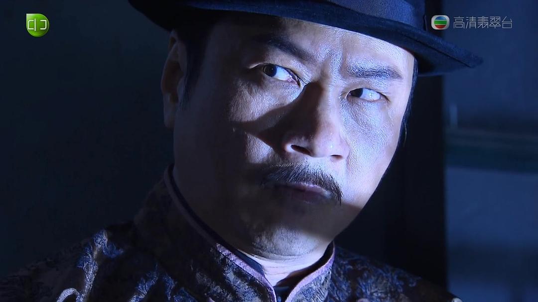 胡子穿帮了，仔细看白...