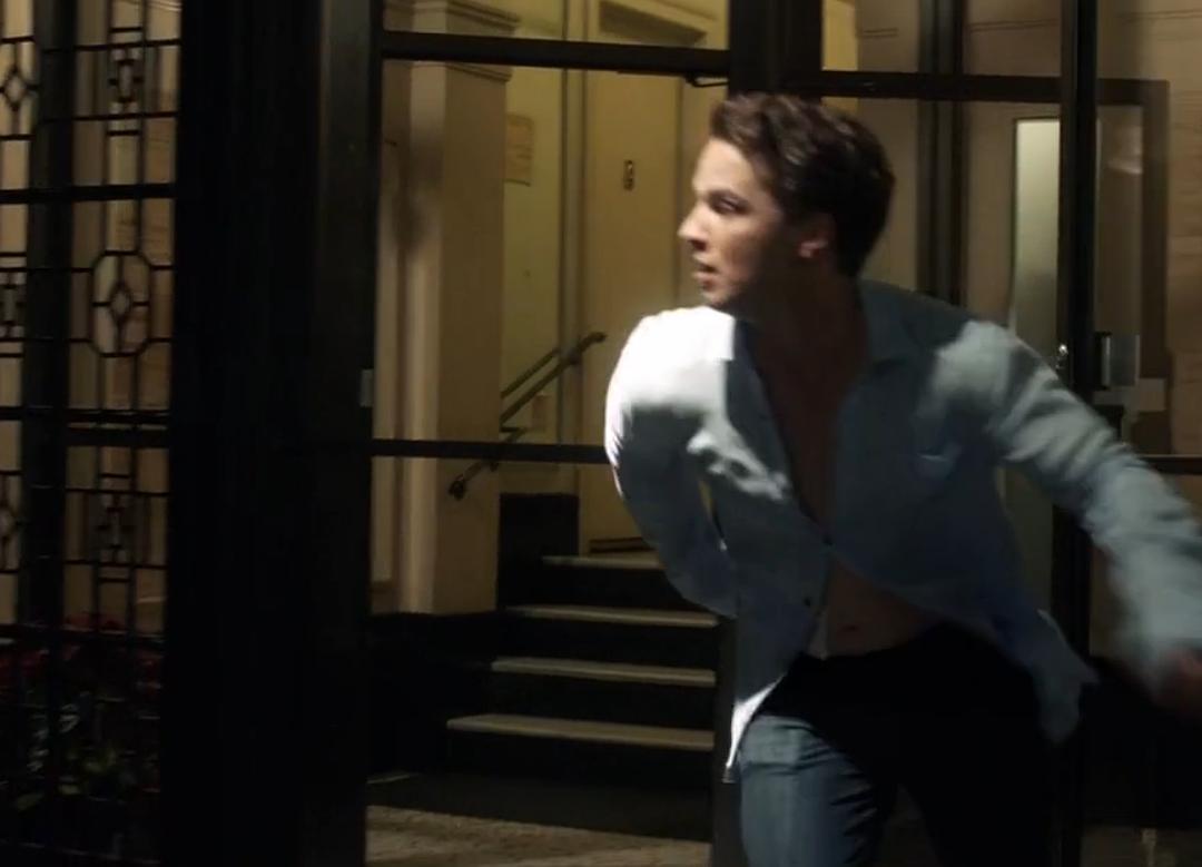 春光乍泄，这造型导演...