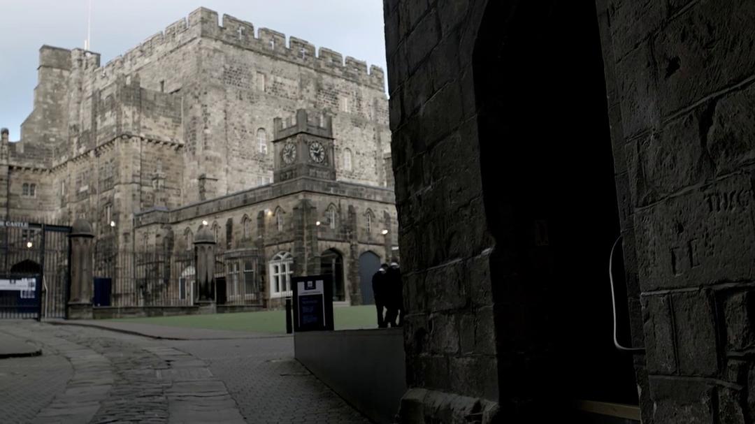 《偷拐抢骗第一季》剧照第34张图片