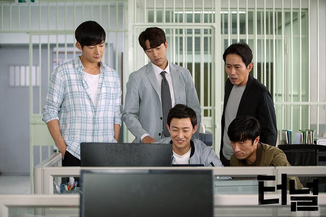 《隧道》剧照第16张图片