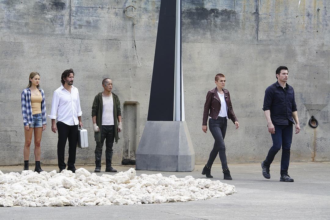 《异人族》海报第13张图片