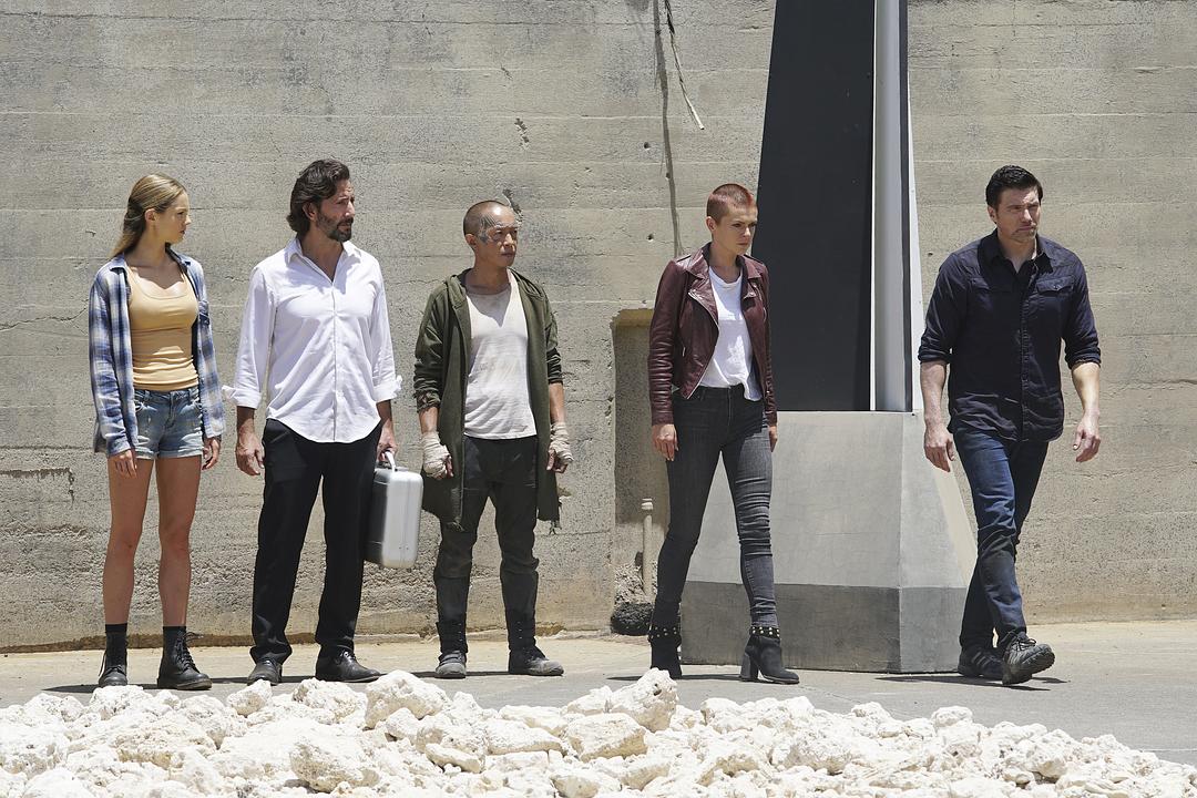 《异人族》海报第11张图片