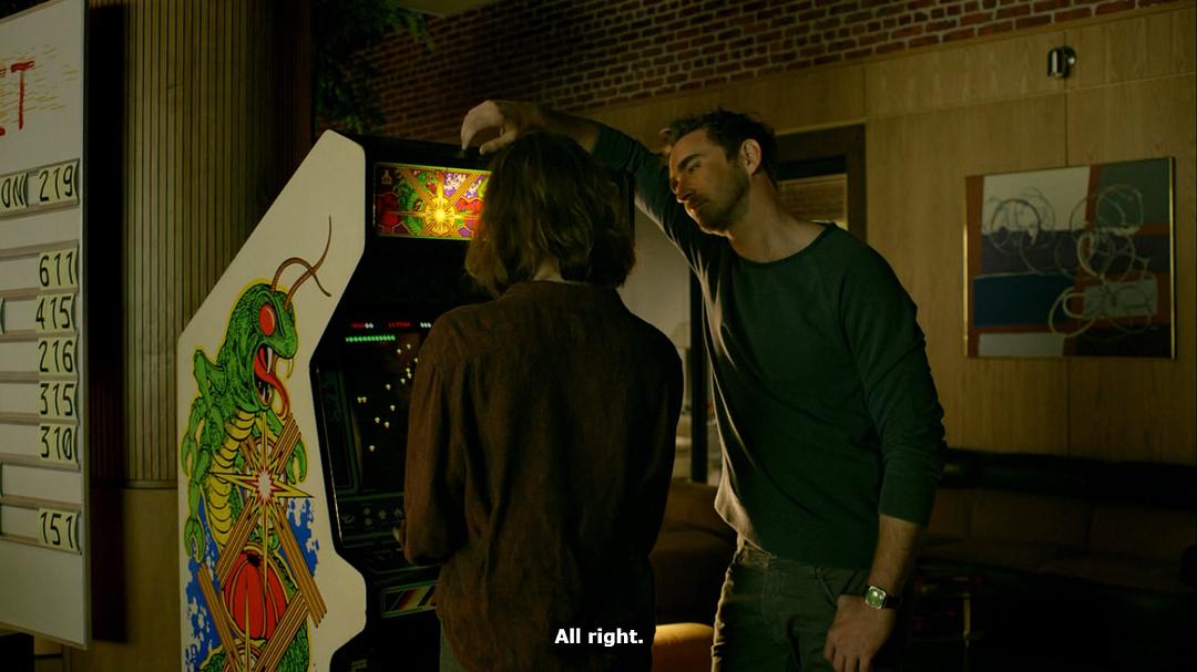 呼应S1EP1……（佩...