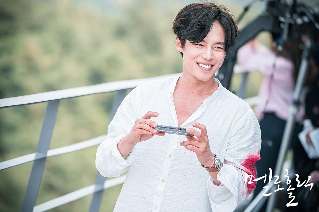 《沉迷爱情》海报第40张图片