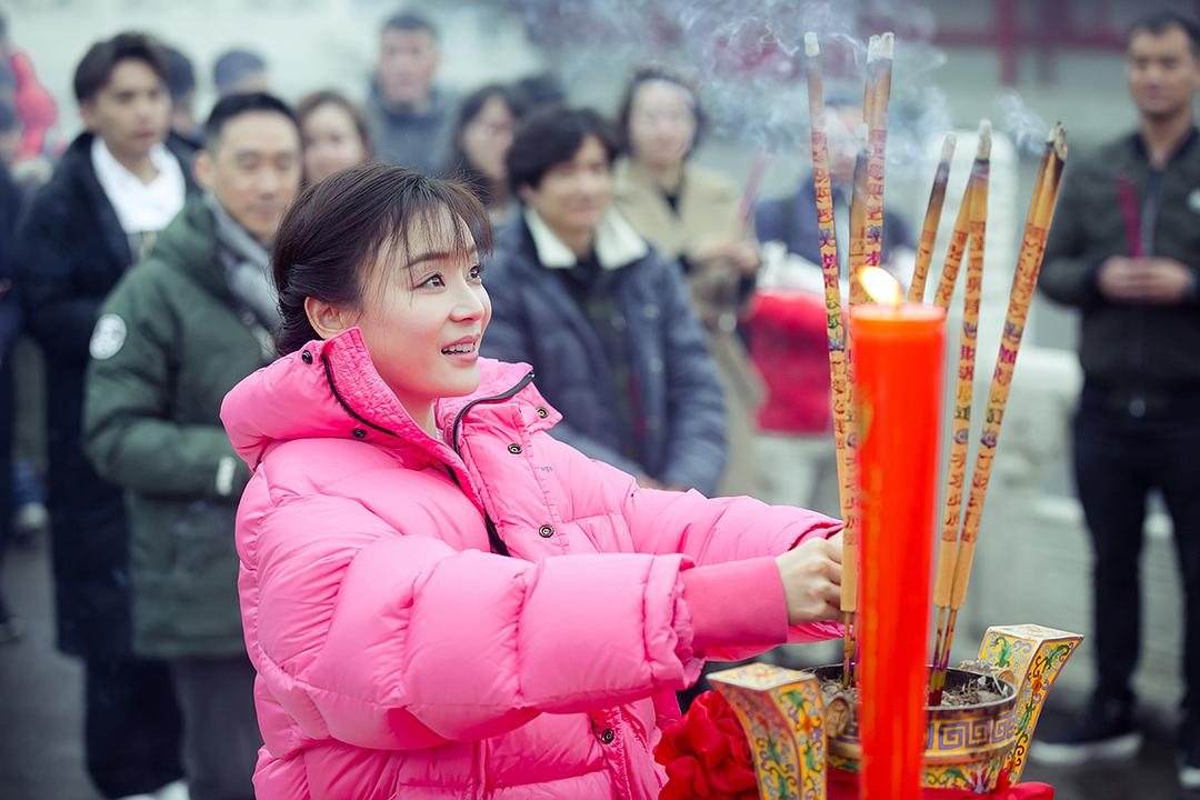 袁姗姗粉红羽绒服