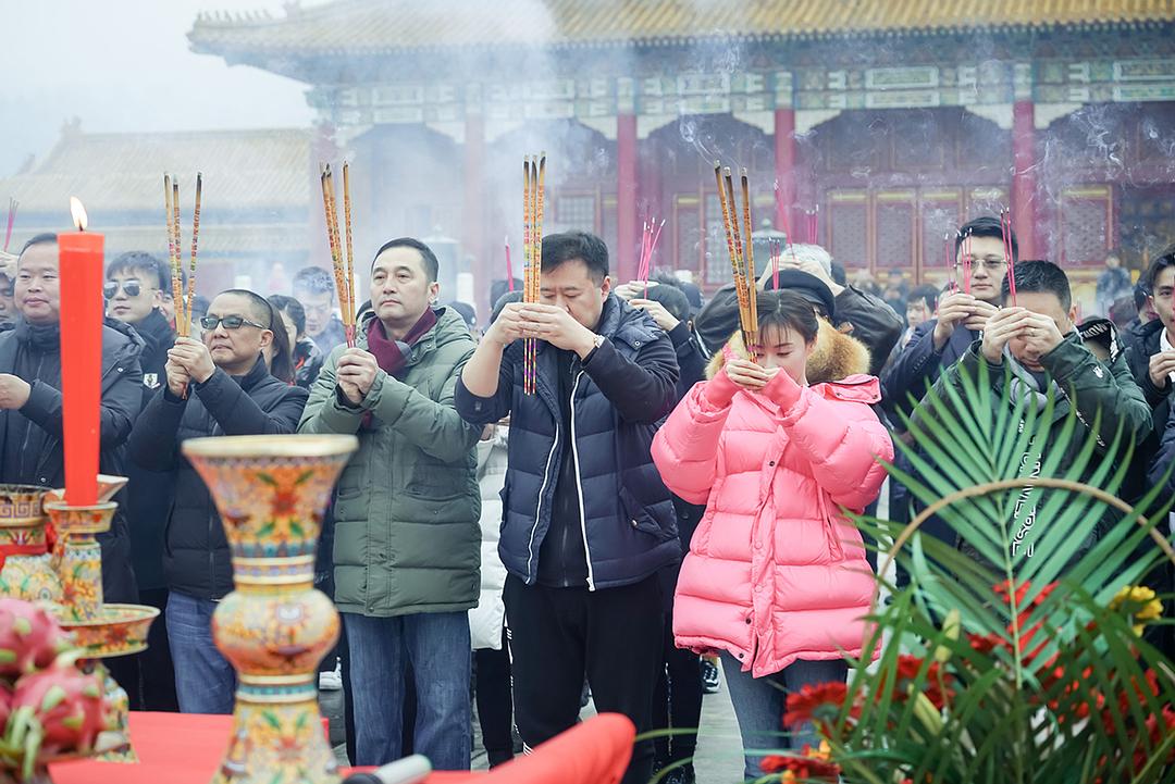 袁姗姗现身开机仪式