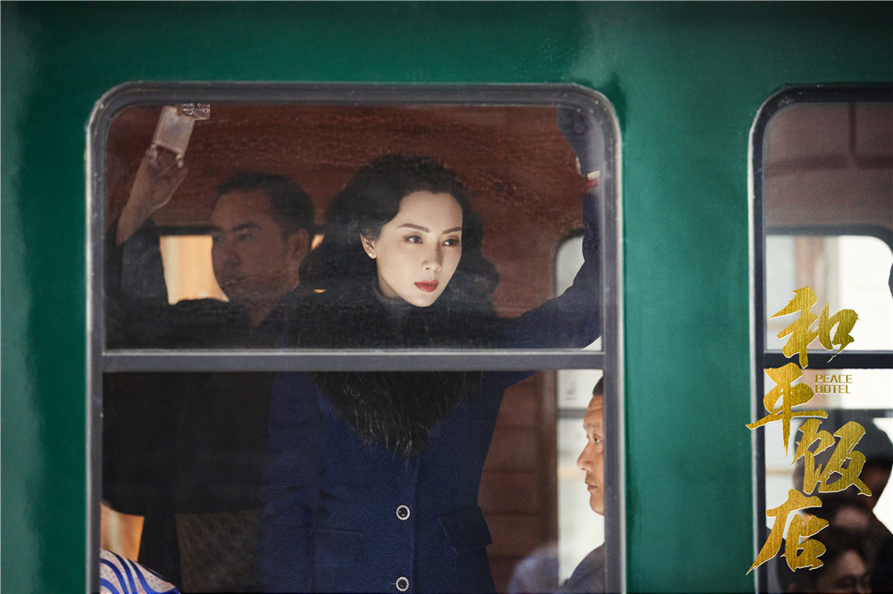 陈数机警观察周围环境