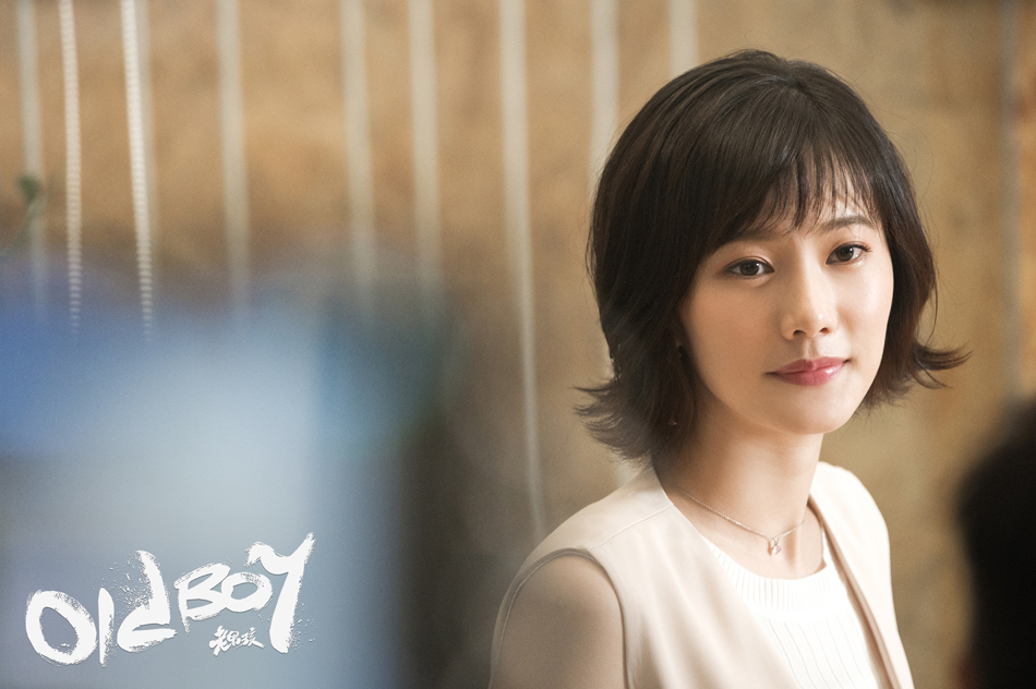 叶子微笑目视前方