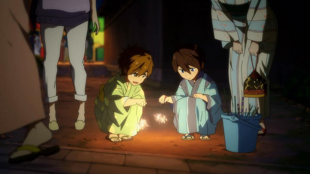 两人的妈妈陪着可爱宝...