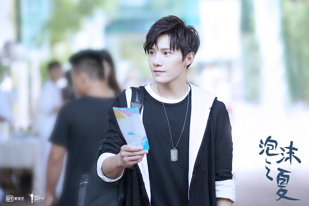 《泡沫之夏》海报第31张图片