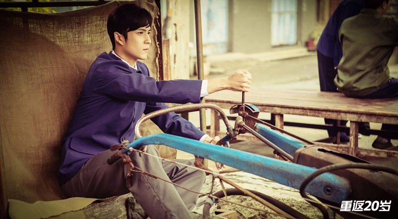 韩东君驾驶拖拉机