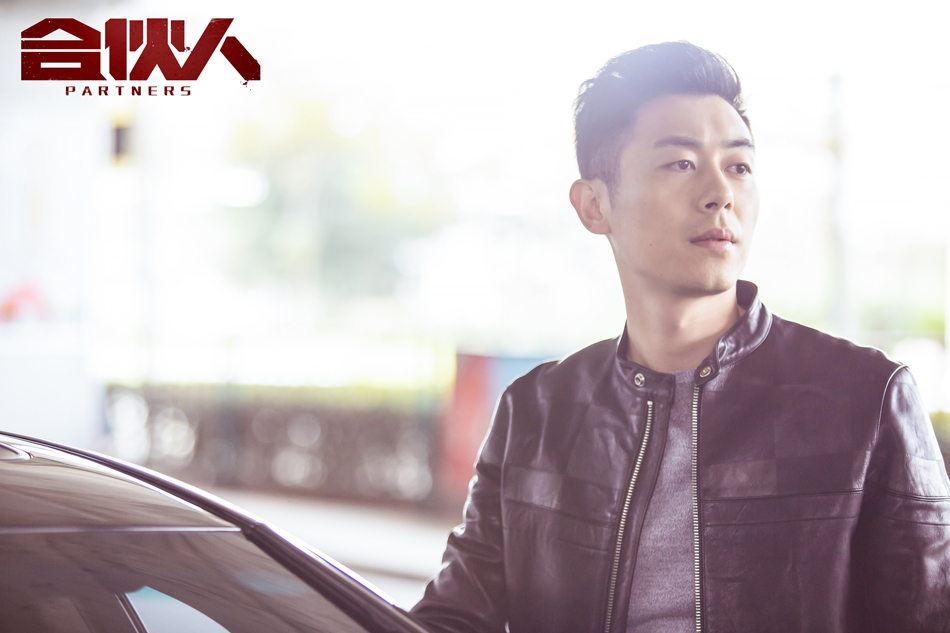 朱亚文化身皮衣少年