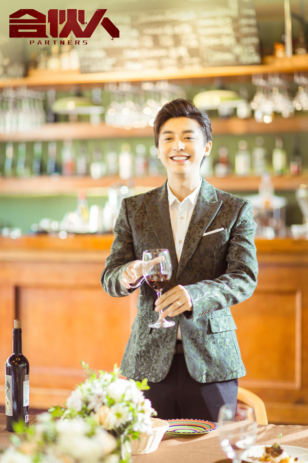 李佳航憨笑举杯