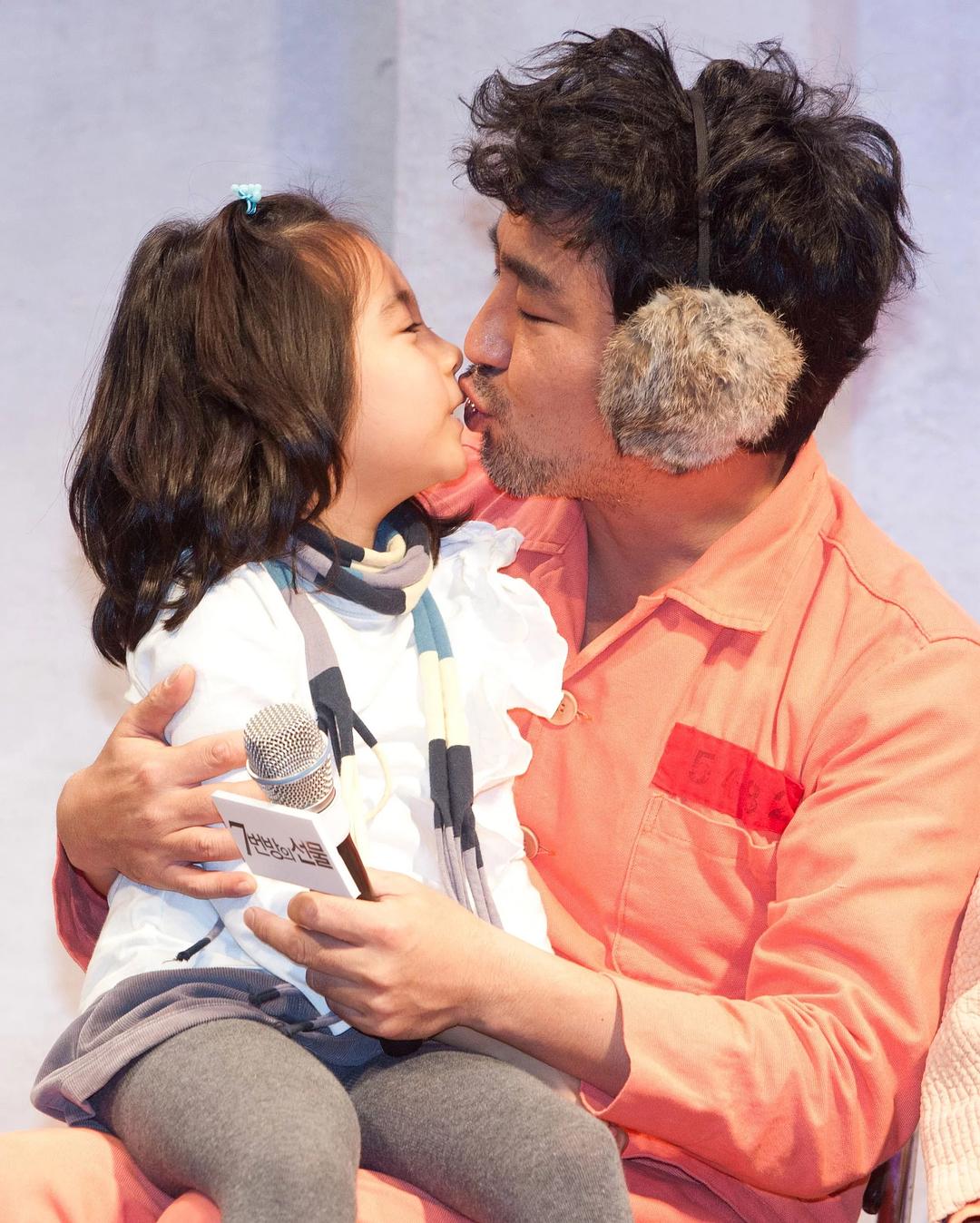 《7号房的礼物》剧照第36张图片