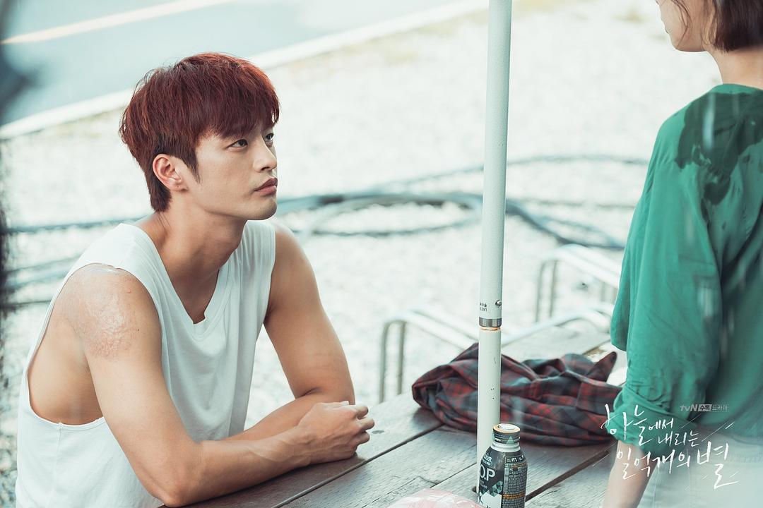 《从天而降的一亿颗星星》剧照第27张图片