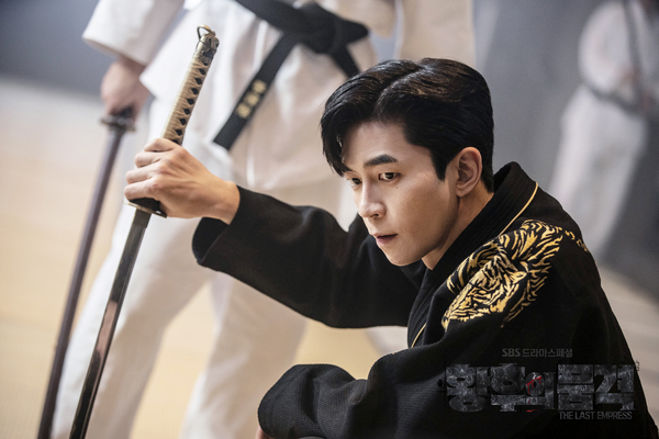 《皇后的品格》剧照第38张图片