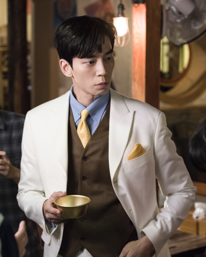 《皇后的品格》剧照第32张图片