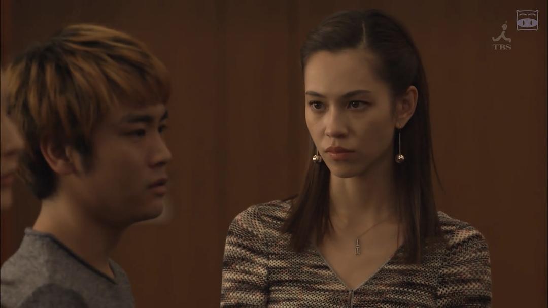 《傲骨贤妻》剧照第28张图片