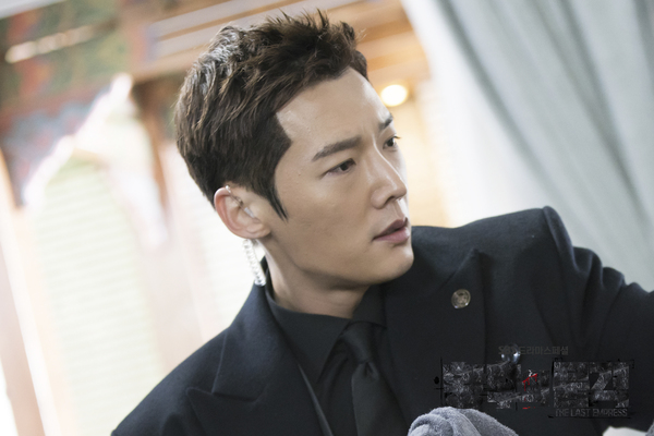 《皇后的品格》剧照第52张图片