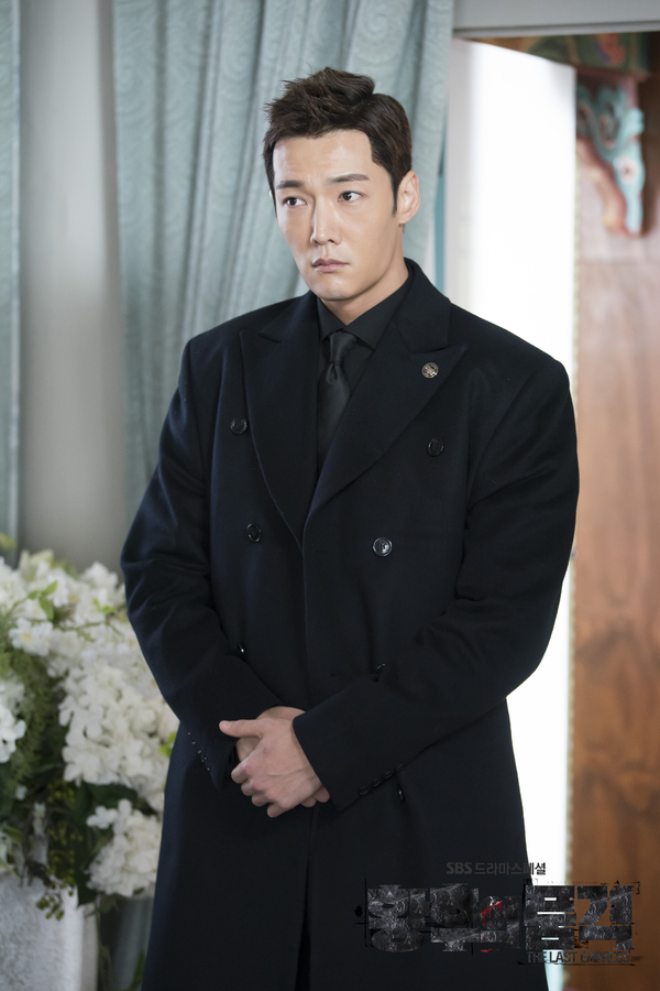 《皇后的品格》剧照第51张图片