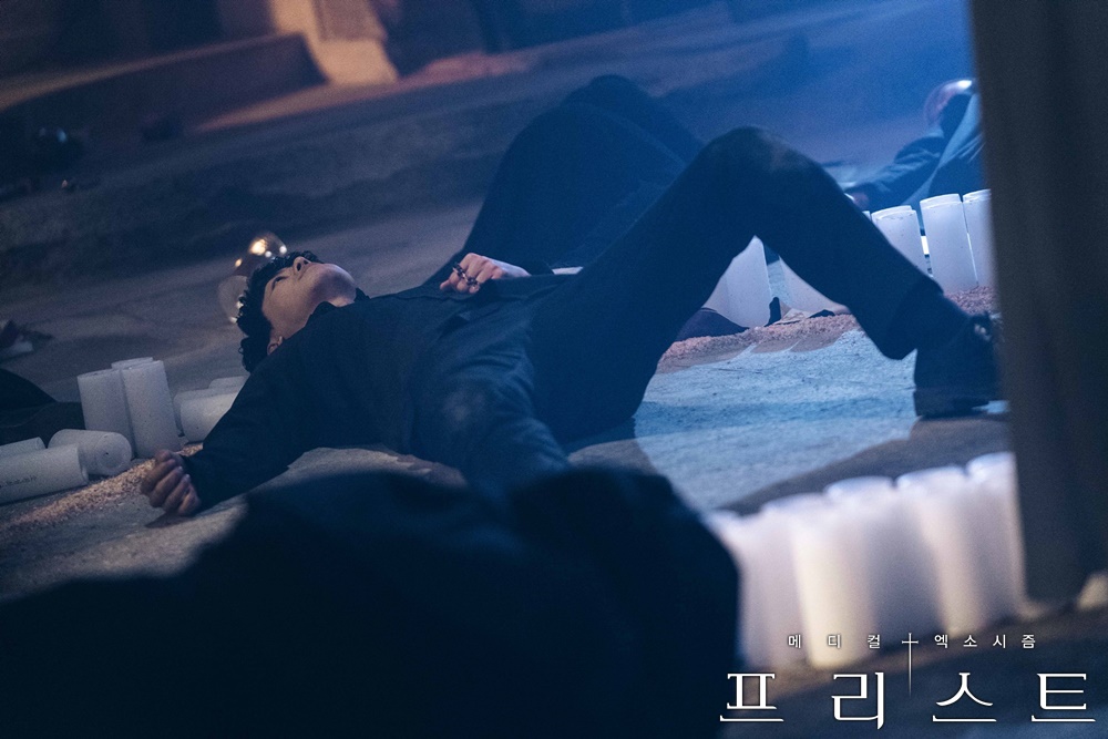 《司祭》海报第57张图片