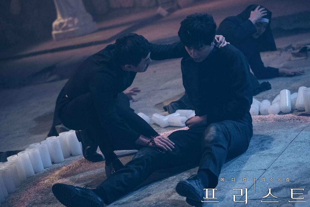 《司祭》海报第56张图片