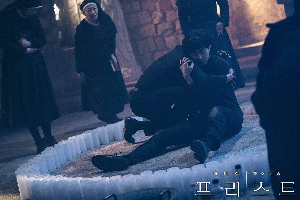 《司祭》海报第51张图片