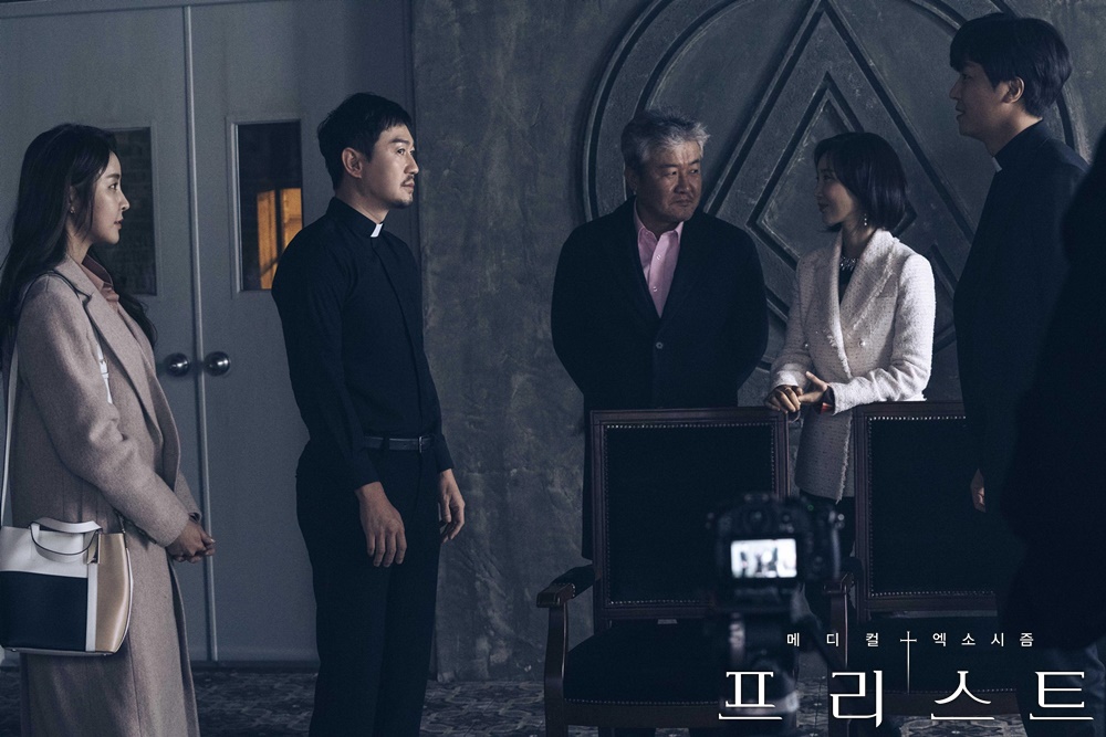 《司祭》海报第27张图片