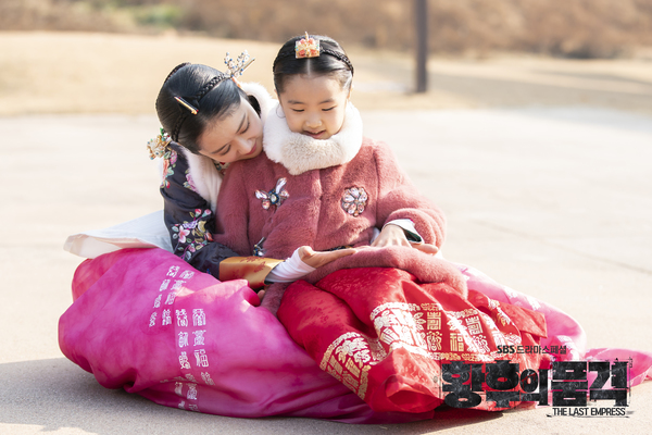 《皇后的品格》剧照第50张图片