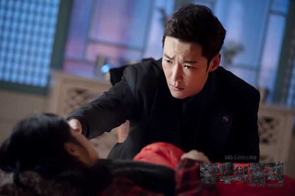 《皇后的品格》剧照第46张图片