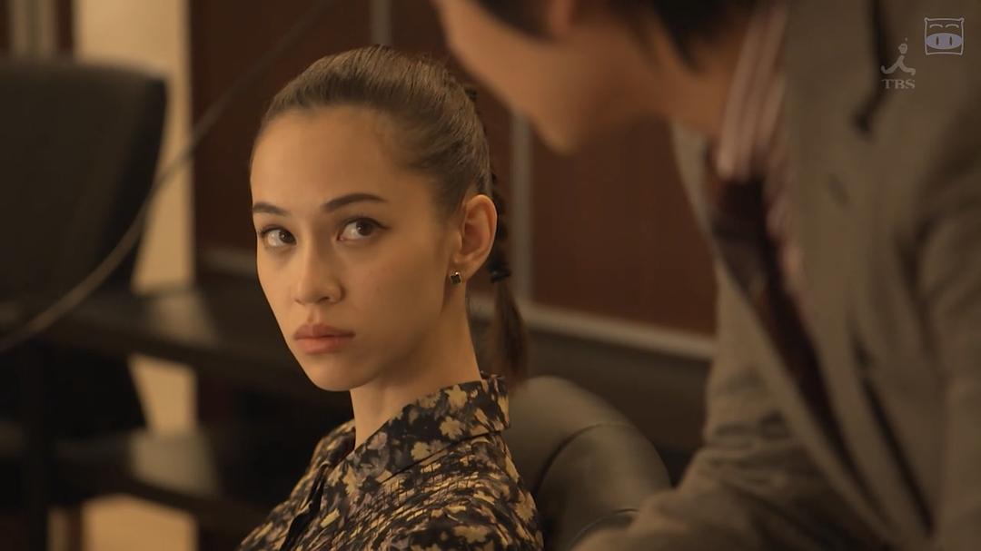 《傲骨贤妻》剧照第37张图片