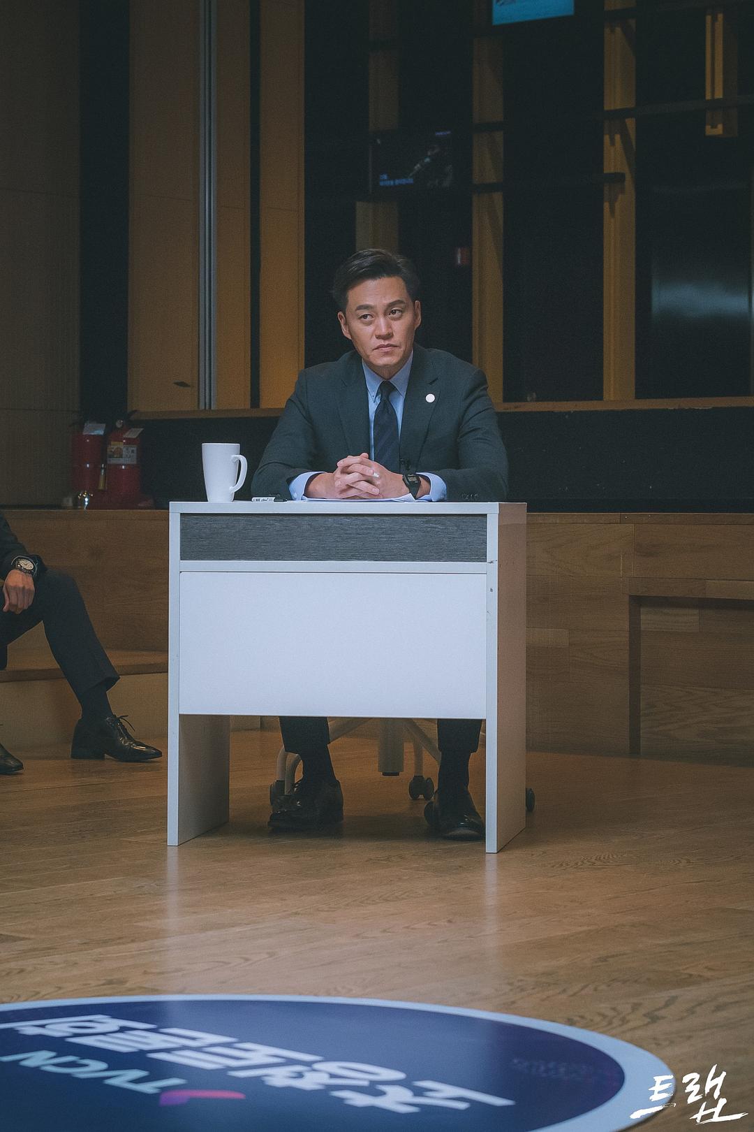 《圈套》海报第18张图片