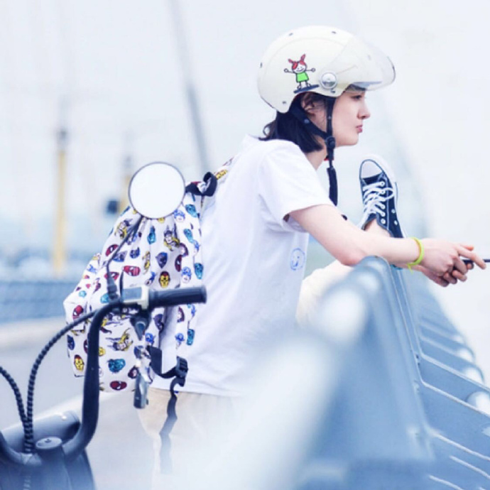 《青春斗》郑爽饰向...