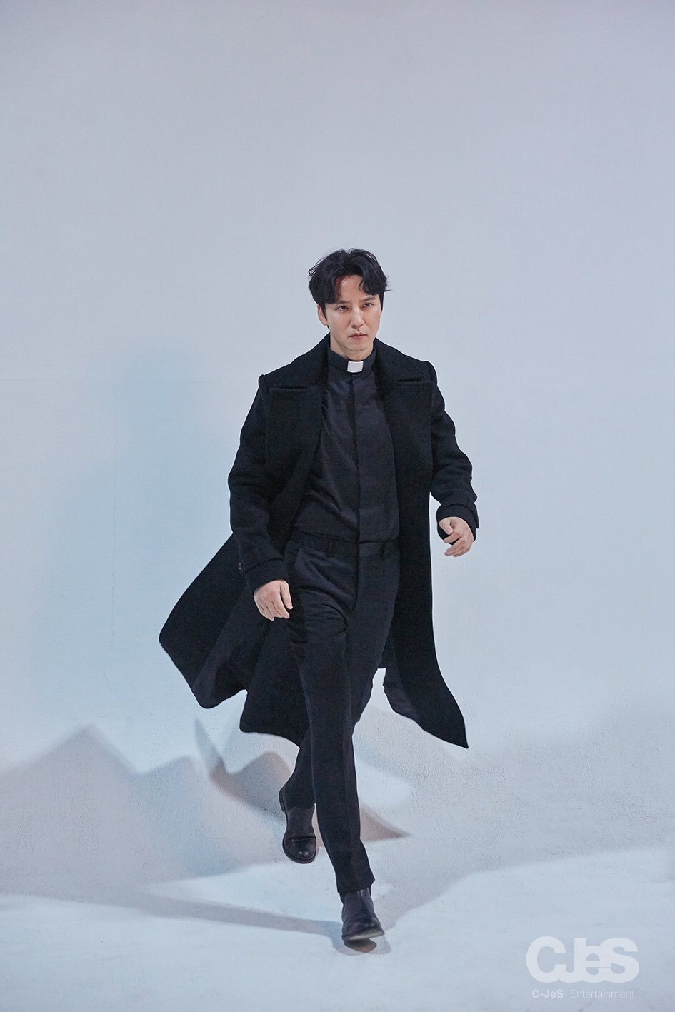 《热血司祭》剧照