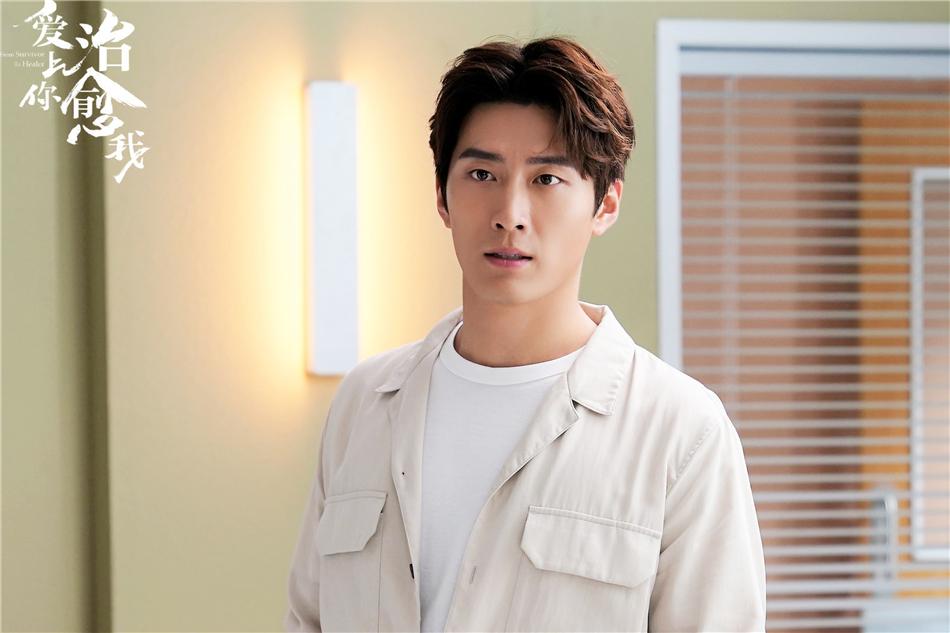 2窦骁饰演颜书仁