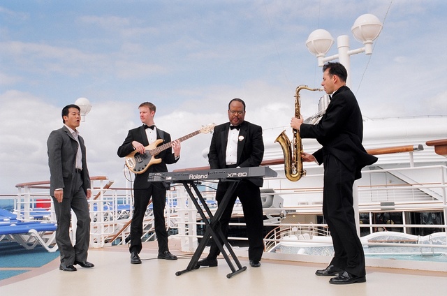 《十万吨情缘》海报第19张图片