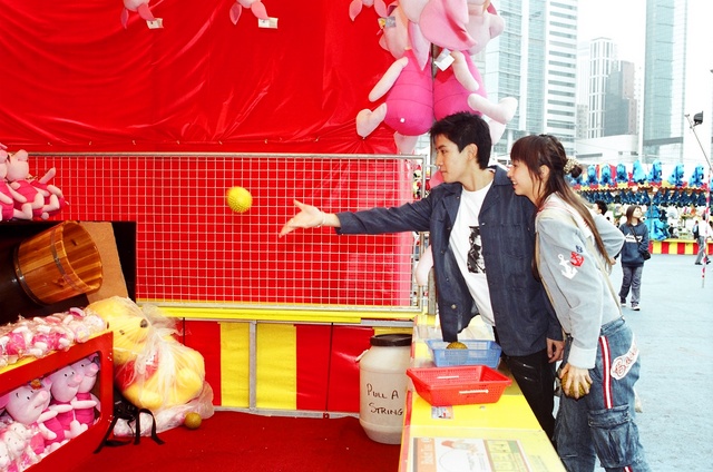 《一屋两家三姓人》海报