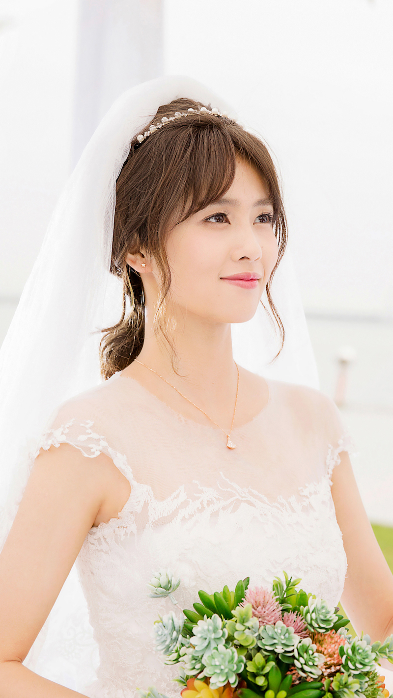 手捧多肉的邢运